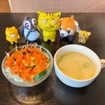 ソニヤ - 最初に、サラダ&スープ　※どちらも、典型的なやつだ