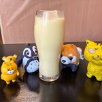 ソニヤ - 乳酸菌飲料に見えるが、マンゴーラッシーだ