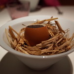 ライラ - 前菜2 鳥の巣をイメージして トロトロ卵黄 ジャガイモのピューレ トリュフ 2015.1.2x