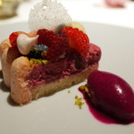 ライラ - カシスのムースのケーキ ドラゴンフルーツのソルベ添え 2015.1.2x