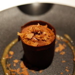 ライラ - ヴァローナのブラックチョコレートムース アーモンドのキャラメリゼ 完熟柿のソース 2015.1.2x