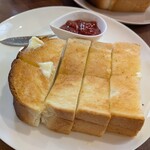 DAIBAN COFFEE cafe - 純バタートースト(単品)500円✨️バターが塗られた厚切りトースト♪自家製のいちごジャムも果実感たっぷりで美味しいです♪