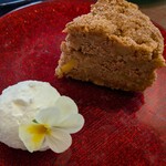 DAIBAN COFFEE cafe - りんごのケーキ850円✨️リトアニアに伝わるシナモンやフェンネルを使ったクランブル状の生地がポイントのパウンドケーキ♪特にシナモンが効いていて、りんごもシャキシャキ食感。とても好みです。