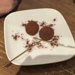 お酒の美術館 - 料理写真:ブランデー入り生チョコレート　¥300