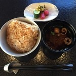 日本料理　時宜 - ガーリックライスはパラパラではなく、しっとりタイプ
      鉄板に醤油を垂らして焼焦がし、焼おにぎり風に仕上げた