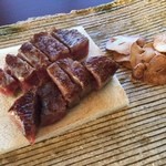 日本料理　時宜 - 黒毛和牛のサーロインステーキ（９０ｇ）
      肉質が良いですね、刺しが充分入った柔らかい肉質です