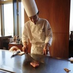 日本料理　時宜 - シェフが鮮やかな手捌きで焼いて行きます