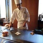 日本料理　時宜 - シェフが鉄板で真鯛を焼いて行きます
      職人の技を直近で見えるのが鉄板焼きの醍醐味だろう