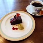 アリオ・エ・オリオ - ▷デザート、コーヒー

■デザートはミルクレープ、レアチーズケーキ
ガトーショコラから選択出来た

「オススメのデザートはどれですか？」
と尋ねてみたらガトーショコラだったので
それを注文してみた