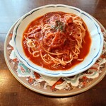 アリオ・エ・オリオ - ▷パスタ（アマトリーチェ）
トマトソース、ベーコンと玉ねぎの具材で
トマトの酸味の酸っぱさもありながら
トマトやほかの野菜の甘みもあり
鶏系らしき旨味感も感じて
全体的には酸味爽やかで美味しいよなあ♪