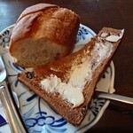 アリオ・エ・オリオ - これに
変なクドさのないくせの無い質の高いマーガリンが
組み合わさるとまた、良い感じな美味しさだねえ♪

バケットは表面が軽く焼いてあり硬めで
中は普通な硬さとなり、美味しい
