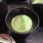 銀座立田野 - 黒茶椀に抹茶を入れてみる。