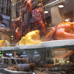 鏞記酒家 - 香港ならではのディスプレイ。テイクアウトも含め飛ぶように売れていくロースト肉類。