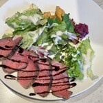 Le Beurre Noisette - プリフィックスランチのメインから、3種デリのたっぷりサラダプレートローストビーフ添え