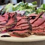 Le Beurre Noisette - プリフィックスランチのメインから、3種デリのたっぷりサラダプレートローストビーフ添え