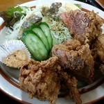 旅館かとり - からあげは骨付き（手羽元）２個、もも肉２個入っていて大きさも子供のごぶしぐらいありボリューム満点！（下味も付いているのでそのまま食べてもよし！付け合せの一味塩を付けると更にご飯が進みます^^）