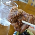 旅館かとり - からあげの大きさ、コップとの比較！でかい上に衣はかなりのサクサク感で少々食べにくい（笑）