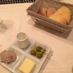 メゾン ドゥ アッシュ - 手前はオリーブ、バター、パテ