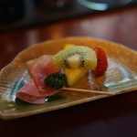 ボンソワール - お通しはフルーツとハム