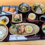 稀々 - 料理写真:昼御膳、後列、刺身の左が「大根まんじゅう」、その左がハトシ揚げ