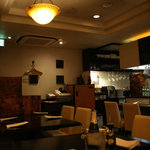 cucina BIANCO - シックな店内。席数は20程度