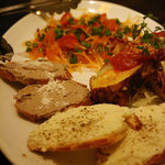 cucina BIANCO - 前菜の盛り合わせ。レバーパテがワインに合う！
