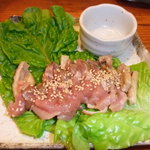 ラーメン若松 - 地鶏のタタキです。おつまみに最適です。