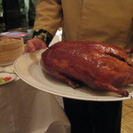 Yan Toh Heen  - 北京塡鴨登場。つややかな皮の表面の照り具合だけで美味しいとわかります。