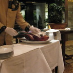 Yan Toh Heen  - 丁寧に削いで供されます。ちなみに奥のシャンペンが後で空を飛ぶことに・・・