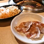 焼肉きんぐ 福島泉店 - もやし・大根のナムルとタン塩