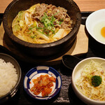 精肉卸問屋直営焼肉店 牛次郎 - (平日ランチ)牛すき焼き定食、ランチサラダ