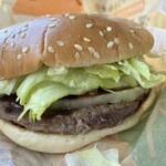 バーガーキング - 料理写真:肉が押し迫ってきて迫力満点のハンバーガー