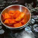 伝統韓国料理 松屋 - お通しの自家製キムチ