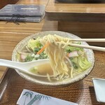 浜の家 - 麺は意外にも平たい