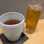 カフェ加賀麩不室屋 - 加賀棒茶、アイス加賀棒茶 各700円✨️金沢ならではのお供で選んだほうじ茶は香ばしく、温かいと深い味わい、冷たいと 更にすっきりの後味でした。