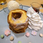 カフェ加賀麩不室屋 - くるま麩のフレンチトースト 2,200円✨️くるま麩3つに盛り盛り生クリーム、バニラアイス、メープルシロップ。それにサクサク＆カラフルな「おやつ麩」と呼ばれるスナックが彩ります。