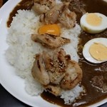 牛すじカレー 小さなカレー家 - （2015年1月再訪）牛すじカレー並盛り.400g（450円）に、味噌チキン（200円）と生、味玉（各50円）を発注した♪