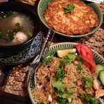 スパイシーマーケット - 鳥団子スープと、カオパッと、パクチー盛りと、タイ風卵焼き？かな
