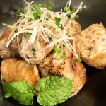 テッパンダイニング ツヅキ - 大葉香る鶏皮つくね揚げ