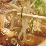 俺式 純 - シャキシャキとした歯ざわりとフレッシュ感が心地よいもやし、清々しい青ネギとシンプルながらも具はどれも美味！