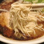 俺式 純 - 麺は細くコシが強め」で、糖蜜なマー油豚骨スープとの相性抜群！
