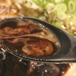 俺式 純 - スープは豚骨の旨味、マー油の香ばしい風味、攻撃的な塩気がこだましてウマー！