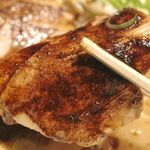俺式 純 - さらに大きく肉肉しい旨味があふれ出すチャーシュー。