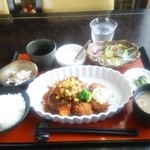どんぐりこカフェ食堂 - ランチ1080円 ハンバーグきのこのデミグラスソース 揚げ物(カキフライ) サラダ ごはん みそ汁 香のもの