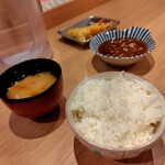 天麩羅こむぎ - 妻の定食のご飯と味噌汁｡
