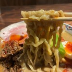 麺屋 こくう - 「ニボニボ擔々麺」（【限定E】1,900圓）の麺アップ。平打の太麺を、都度、店主さんが手揉して呉れます。