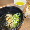 ごちそう焼むすび おにまる - ①縮緬柚子山椒(税抜230円)出汁茶漬け
出汁は鰹節と昆布かな？塩味の強い濃いめな味わい、少しどん兵衛を思いだす感じ
薬味:刻み青葱&刻み海苔&五色あられ
