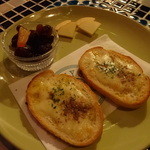 EARLY SANTA MONICA - 突出しのスモークチーズ、レーズン、アンチョビブルスケッタ