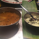 ダバ インディア - ドーサに付いてくるサンバルカレーとココナツチャツネ