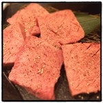 食彩和牛 しげ吉 - 厚切り熟成タン塩。モノによって筋張っていて噛み切れなかったりと、残念なところもありましたが、良い具合に脂が乗っていて、ジューシーなタンでした。